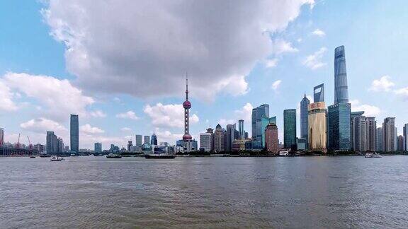 美丽的上海外滩景观与蓝天白云的背景在下午4k视频时间流逝视频