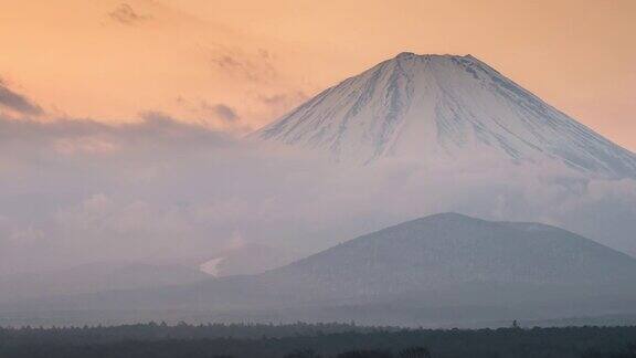日本山梨县正二湖富士山的日出