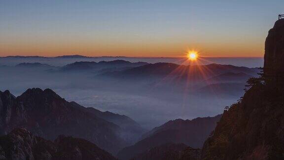 黄山山顶日出云海延时拍摄
