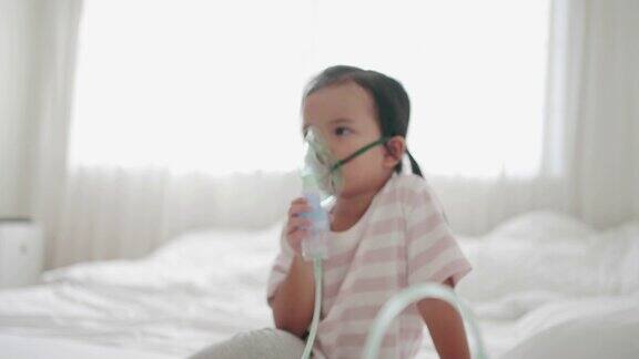 生病的小女孩用吸入器呼吸喷雾器治疗