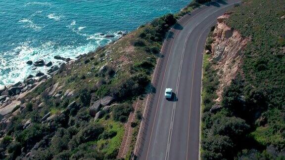 在开阔的道路上准备自驾游