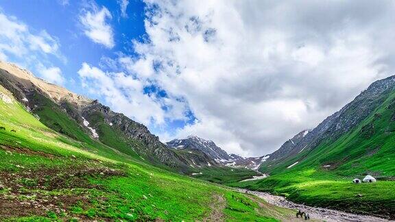 雄伟的山脉和滚动的云在新疆的风景