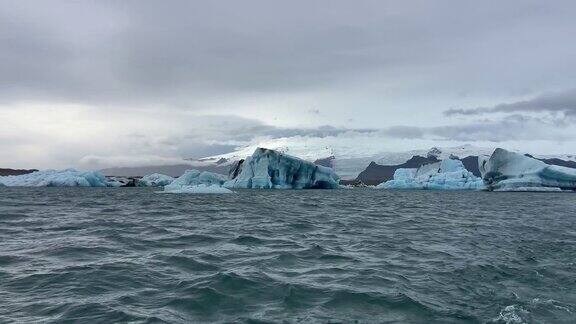 从船上看到许多冰块漂浮在火山冰川泻湖上