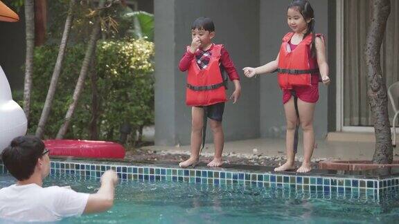 亚洲家庭享受户外泳池