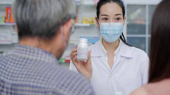 女医生在药店与顾客交谈她向顾客解释如何用药