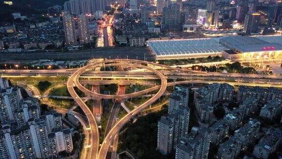 无人机鸟瞰城市立交桥高架道路夜景