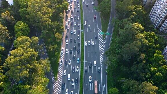 无人机鸟瞰深圳繁忙的道路