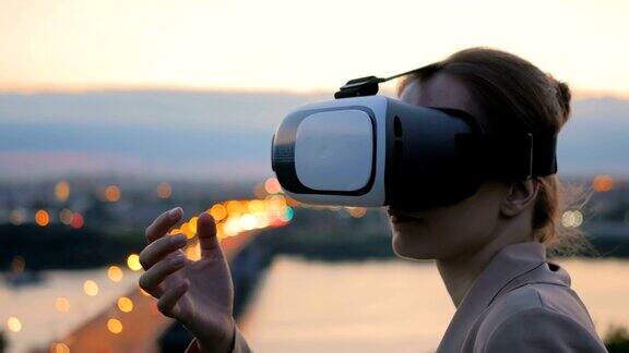 一名女子在日落后佩戴虚拟现实眼镜