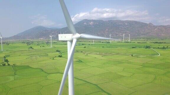 风力涡轮机空中景观风力涡轮机发电清洁可再生能源在绿色农业领域无人机的观点风能生态及自然保育