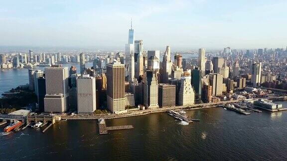 鸟瞰图繁忙的美国纽约市曼哈顿区在东河岸边无人机飞到市中心