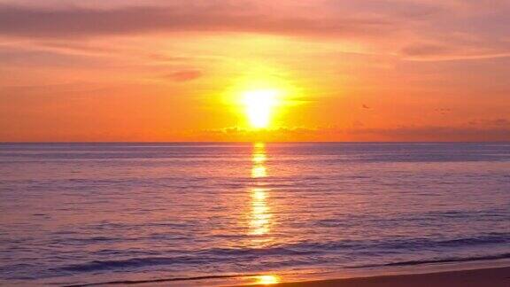 热带海洋日落或日出在海上视频4K太阳触及地平线红色的天空在黄金时间惊人的海景海洋海滩日落太阳在spindrift云神奇的自然日落