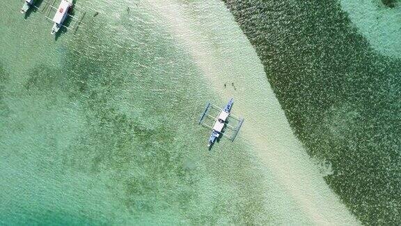 鸟瞰停泊在沙洲的菲律宾游船蛇岛巴基特湾ElNido巴拉望菲律宾