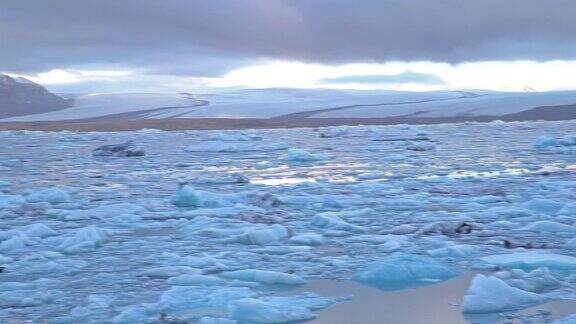 摇摄:冰岛Jokulsarlon泻湖和Vatnajokull冰川