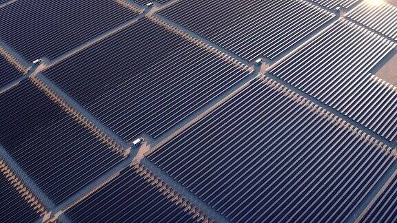 在沙漠中创造清洁可再生能源的大型太阳能农场上空的鸟瞰图