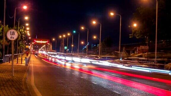 4k时间推移车灯在晚上的交通中