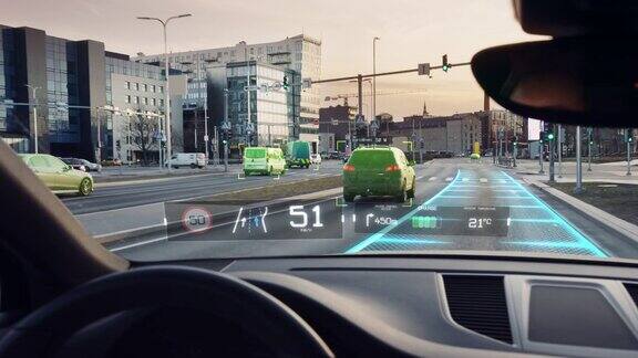未来的自动驾驶汽车通过城市平视显示HUD显示信息图:速度距离导航路扫描驾驶员座位观点POV第一人称视角FPV
