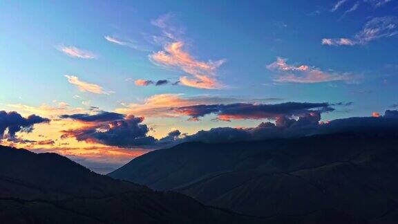 新疆日出时彩色的天空、云和山