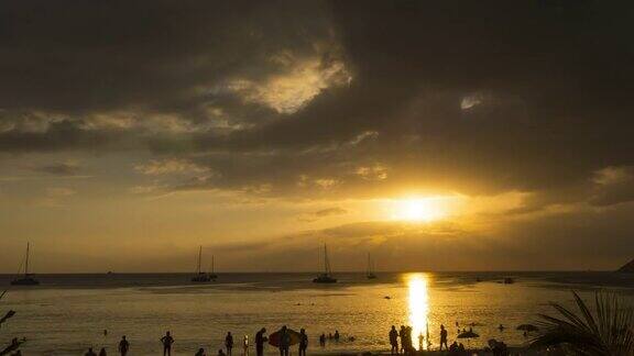 普吉岛黄昏的海景时光