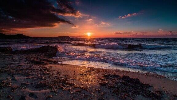 撒丁岛海滩上的日落-慢镜头