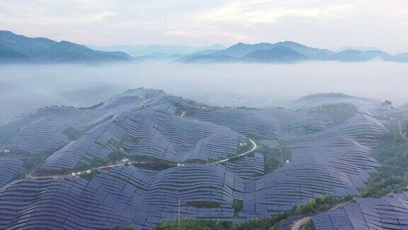 在薄雾中鸟瞰山顶壮丽的太阳能发电厂