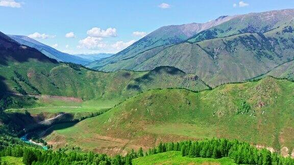 新疆层层叠叠的山地自然风光