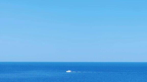 海上漫步在白色旅游摩托艇在海上在夏天阳光灿烂的一天