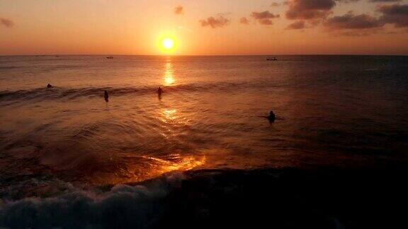 4K无人机镜头金色日落印度洋巴厘岛乌鲁瓦图海滩