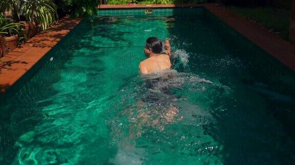 男子在酒店豪华泳池游泳