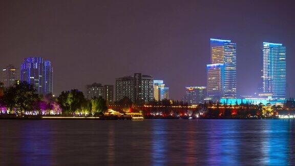 夜晚的时间照亮了南京市区湖滨公园的延时全景4k中国