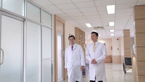 男医生在医院走廊里边走边交谈