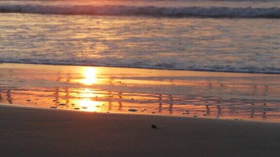 阳光下的加利福尼亚海洋日落时的海浪太阳光在水面上的反射