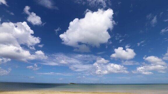 冲绳岛蓝色的海和流动的云