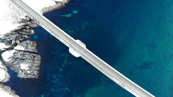 鸟瞰图与北极海岸线的十字岛大桥