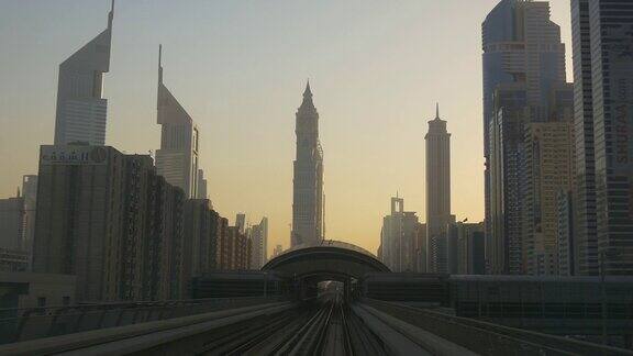 日落迪拜著名的地铁乘坐公路旅行市中心前全景4k阿拉伯联合酋长国