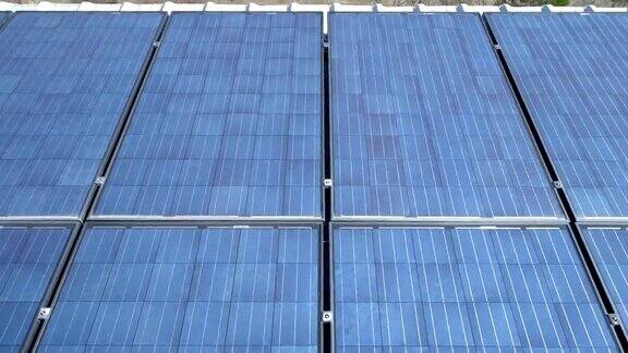 在阳光明媚的一天屋顶上的光伏太阳能电池在太阳能板上滑行产生清洁的可再生能源