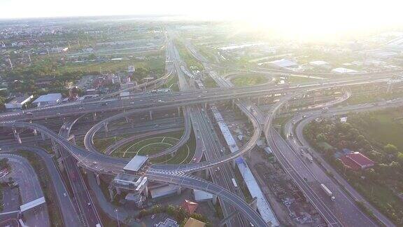 在泰国曼谷早晨的阳光下飞过堆叠的公路和交通鸟瞰图
