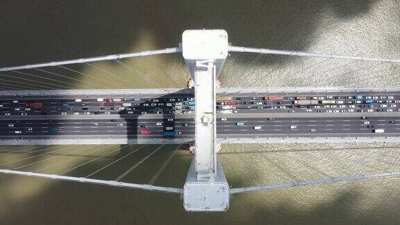 跨海大桥上的交通流量