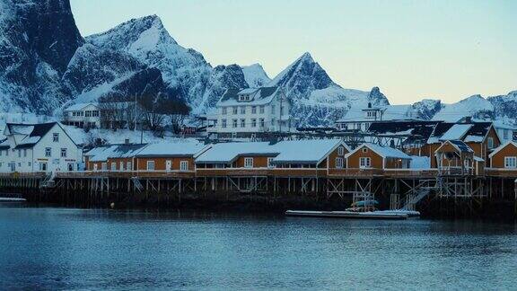 挪威北部罗浮敦群岛的海岸上著名的传统彩色木制渔船屋的夜景
