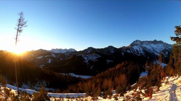 从奥地利卡林西亚卡拉万克斯雪山上的霍乔比尔俯瞰日落和风景朱利安阿尔卑斯山欧洲奥地利阿尔卑斯山黎明时分的冬季仙境滑雪旅行雪鞋徒步旅行