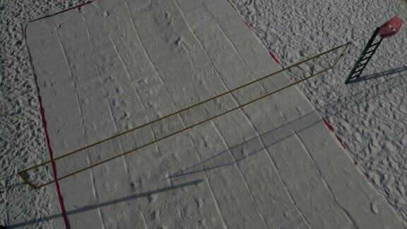 白色的沙滩排球场白色柔软的沙丘用网围起来运动场的线条是由蓝色纺织塑料带制成的