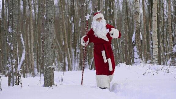 圣诞老人带着魔法杖和圣诞礼物袋走在雪林里