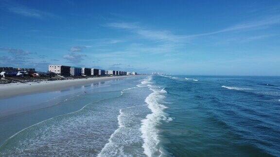 在阳光明媚的佛罗里达飞过美丽的蓝色海水和波光粼粼的沙滩