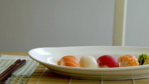 美味的寿司配酱汤和筷子