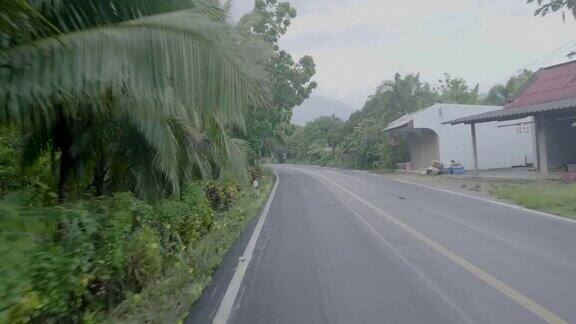 稳定拍摄的外部视图从前面的汽车行驶在泰国的乡村道路