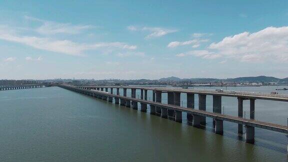 高铁列车在大桥上跨海行驶