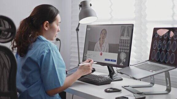 医生通过计算机与病人进行视频通话