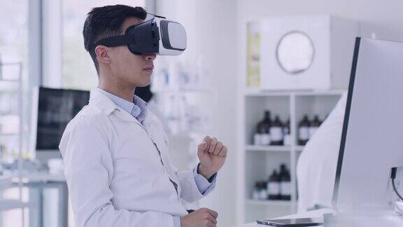 科学家在实验室工作时使用VR虚拟现实眼镜对诊断实验进行3D检查病理学家和生化工程师使用元宇宙技术探索DNA遗传学