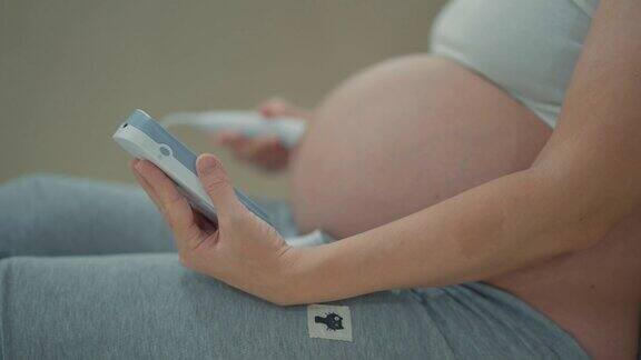 孕妇使用胎儿多普勒听婴儿心跳