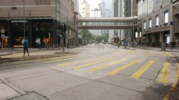 香港市区街道上繁忙的交通和现代化的建筑物