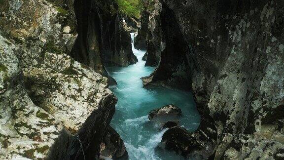 斯洛维尼亚索卡河冰川水流经岩石峡谷的无人机镜头